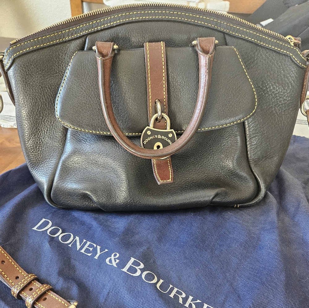 Like New, Dooney & Bourke Black Leather Womend Bag